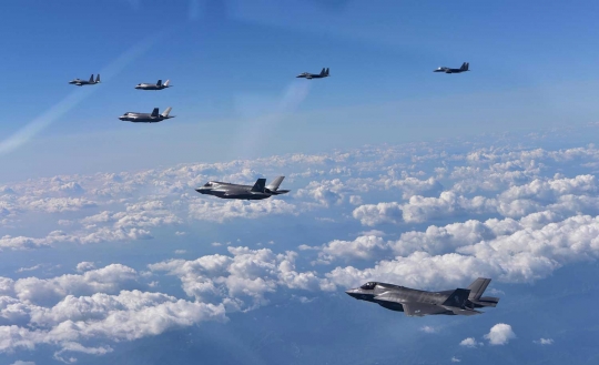 Di tengah teror balistik Korut, AS terbangkan Bomber dan F-35 di langit Korsel