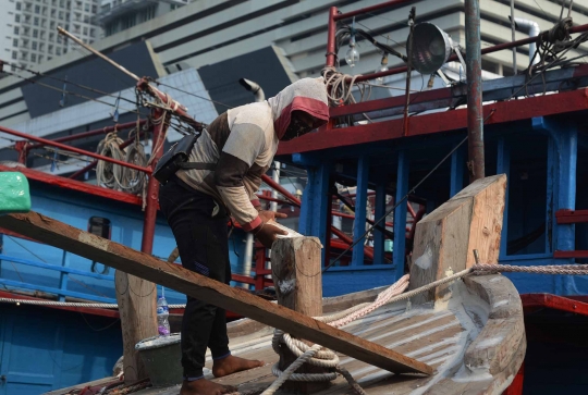 Denyut kehidupan tukang servis kapal di Muara Angke