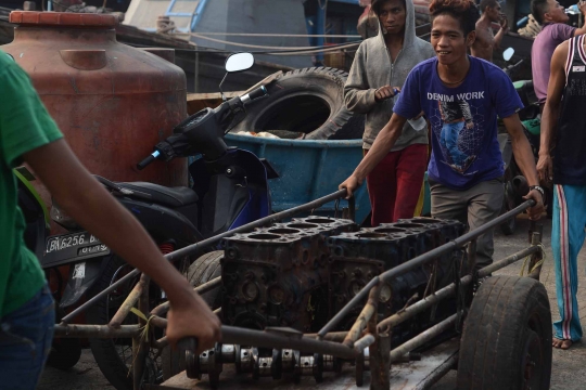 Denyut kehidupan tukang servis kapal di Muara Angke