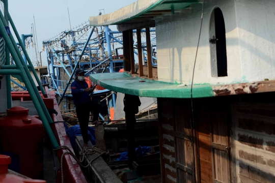 Denyut kehidupan tukang servis kapal di Muara Angke