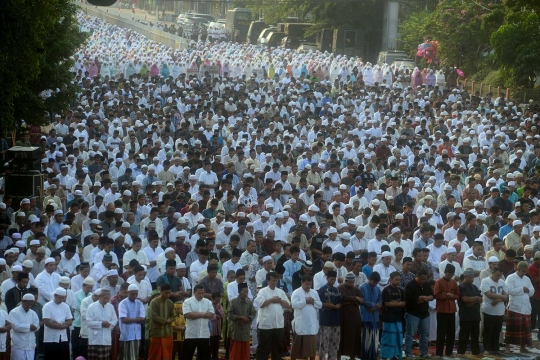 Salat id Idul Adha, ribuan jemaah menyemut di jalanan Jatinegara