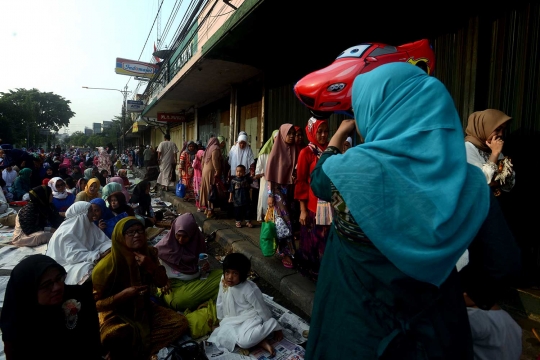 Salat id Idul Adha, ribuan jemaah menyemut di jalanan Jatinegara