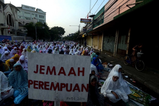 Salat id Idul Adha, ribuan jemaah menyemut di jalanan Jatinegara