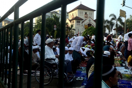 Salat id Idul Adha, ribuan jemaah menyemut di jalanan Jatinegara