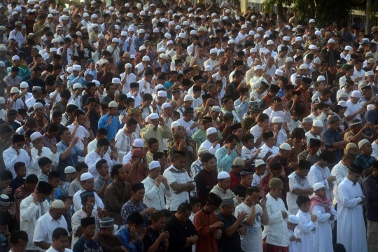 Salat id Idul Adha, ribuan jemaah menyemut di jalanan Jatinegara