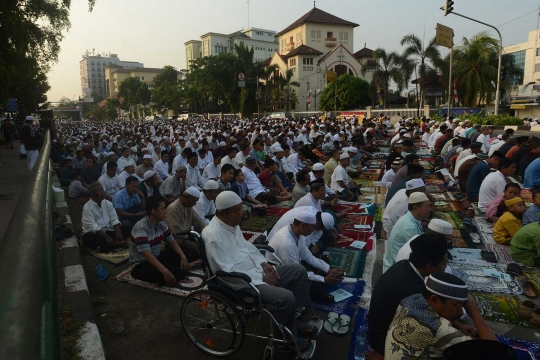 Salat id Idul Adha, ribuan jemaah menyemut di jalanan Jatinegara