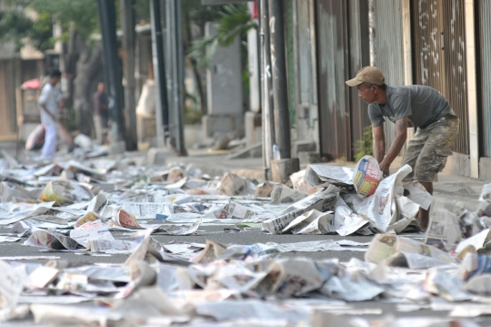 Sampah koran bertebaran usai salat Idul Adha