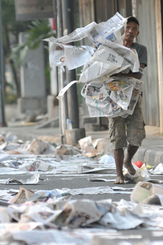 Sampah koran bertebaran usai salat Idul Adha