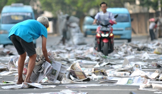 Sampah koran bertebaran usai salat Idul Adha