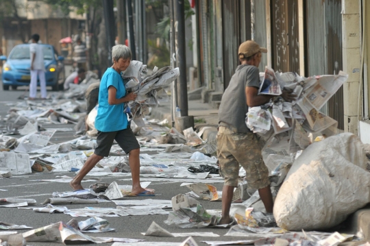 Sampah koran bertebaran usai salat Idul Adha