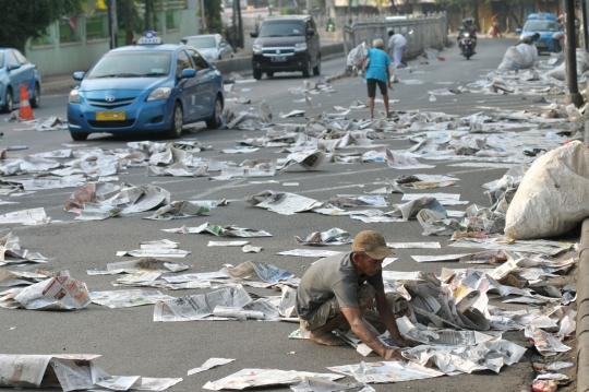 Sampah koran bertebaran usai salat Idul Adha