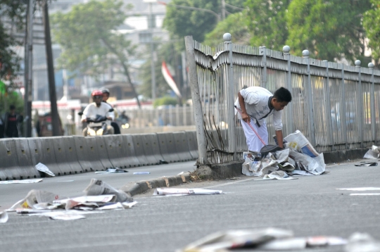 Sampah koran bertebaran usai salat Idul Adha