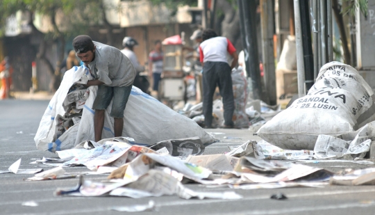 Sampah koran bertebaran usai salat Idul Adha