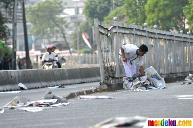 Foto : Sampah koran bertebaran usai salat Idul Adha 