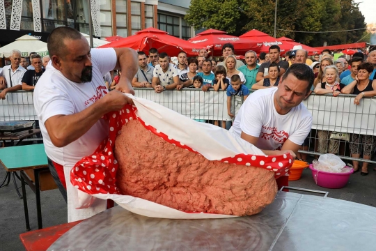 Pembuatan burger raksasa ini bikin heboh warga Serbia