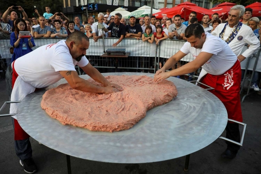 Pembuatan burger raksasa ini bikin heboh warga Serbia