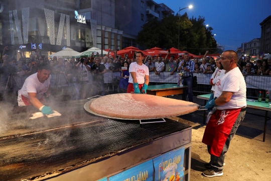 Pembuatan burger raksasa ini bikin heboh warga Serbia