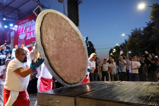 Pembuatan burger raksasa ini bikin heboh warga Serbia