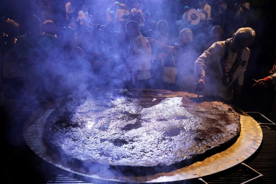 Pembuatan burger raksasa ini bikin heboh warga Serbia