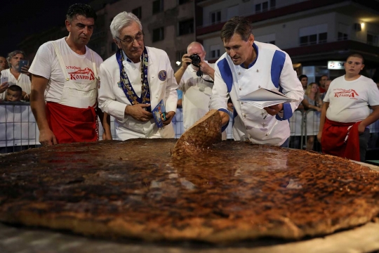 Pembuatan burger raksasa ini bikin heboh warga Serbia