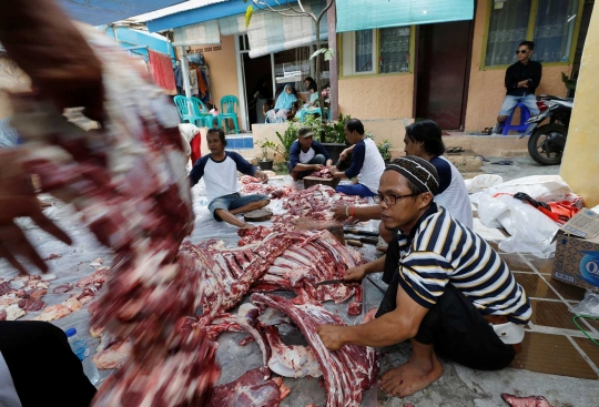 Suasana pemotongan hewan kurban di Matraman