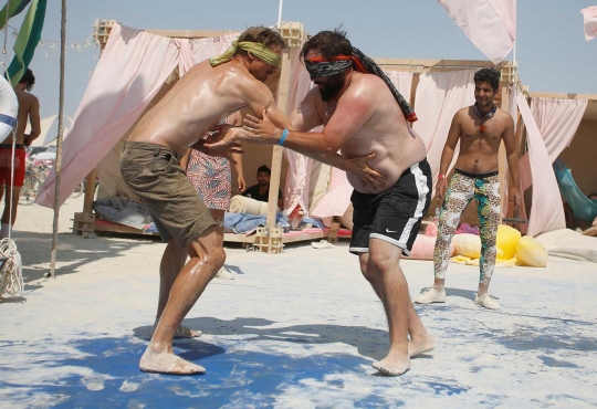 Gulat minyak dengan mata tertutup ramaikan Festival Burning Man