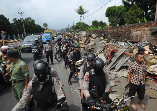 Ratusan bangunan liar di kawasan Puncak dibongkar untuk pelebaran jalan