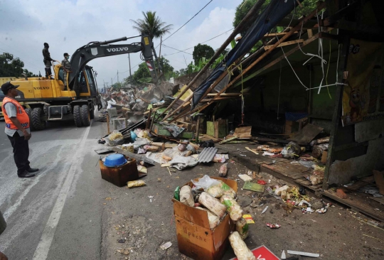 Ratusan bangunan liar di kawasan Puncak dibongkar untuk pelebaran jalan