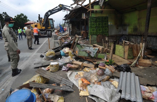 Ratusan bangunan liar di kawasan Puncak dibongkar untuk pelebaran jalan