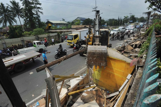 Ratusan bangunan liar di kawasan Puncak dibongkar untuk pelebaran jalan