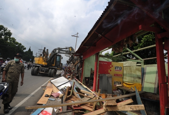 Ratusan bangunan liar di kawasan Puncak dibongkar untuk pelebaran jalan