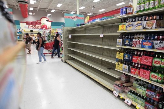 Siaga Badai Irma, warga Puerto Rico borong makanan dan minuman
