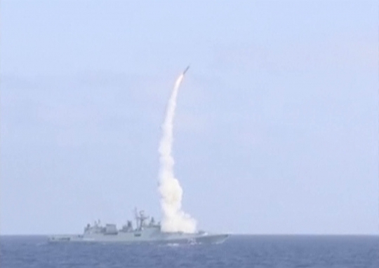 Aksi kapal perang Rusia tembakkan rudal untuk gempur ISIS di Suriah