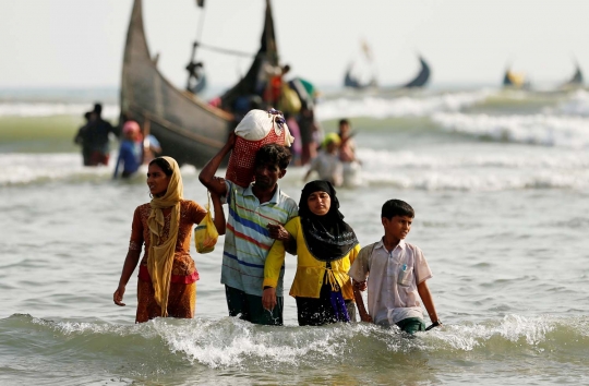 Nestapa muslim Rohingya kelelahan usai arungi lautan demi kabur ke Bangladesh