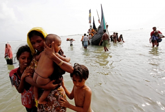 Nestapa muslim Rohingya kelelahan usai arungi lautan demi kabur ke Bangladesh