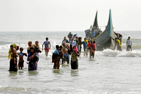 Nestapa muslim Rohingya kelelahan usai arungi lautan demi kabur ke Bangladesh