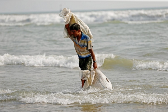 Nestapa muslim Rohingya kelelahan usai arungi lautan demi kabur ke Bangladesh