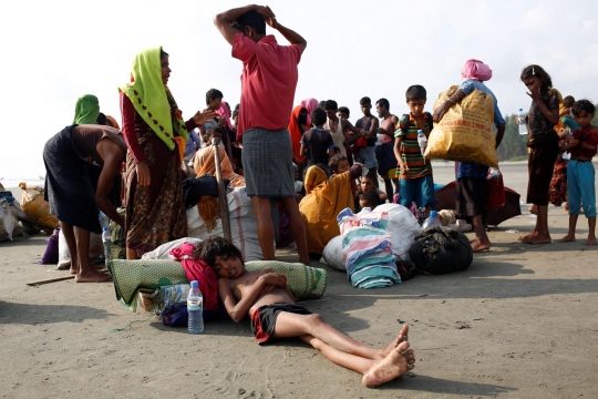 Nestapa muslim Rohingya kelelahan usai arungi lautan demi kabur ke Bangladesh