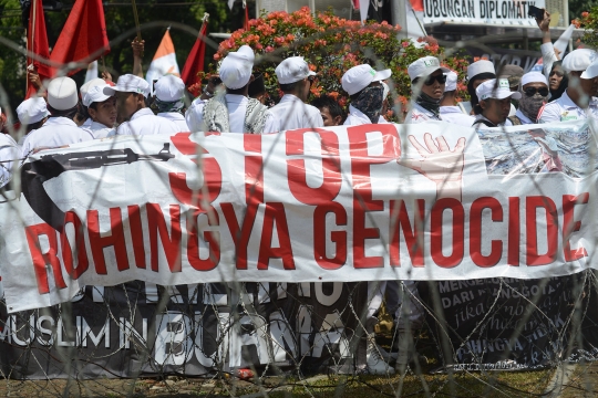 Kawat berduri adang aksi solidaritas muslim Rohingya di Kedubes Myanmar