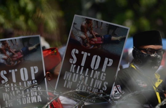 Kawat berduri adang aksi solidaritas muslim Rohingya di Kedubes Myanmar