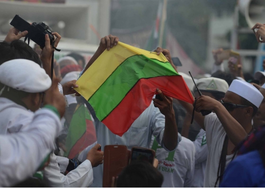 Kemarahan massa sampai bakar bendera Myanmar di tengah aksi bela Rohingya