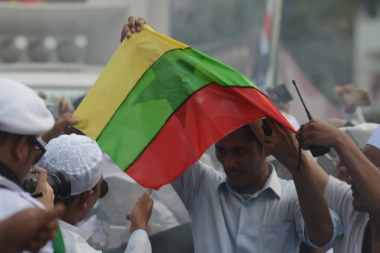 Kemarahan massa sampai bakar bendera Myanmar di tengah aksi bela Rohingya