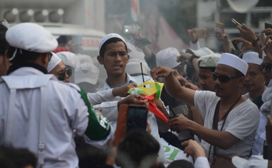 Kemarahan massa sampai bakar bendera Myanmar di tengah aksi bela Rohingya