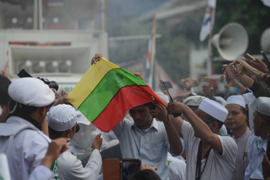 Kemarahan massa sampai bakar bendera Myanmar di tengah aksi bela Rohingya
