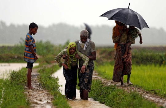 Potret pilu lansia Rohingya kelelahan saat jalan kaki ke Bangladesh