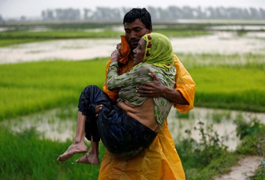 Potret pilu lansia Rohingya kelelahan saat jalan kaki ke Bangladesh