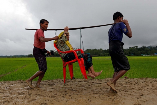 Potret pilu lansia Rohingya kelelahan saat jalan kaki ke Bangladesh