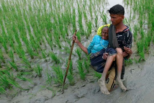 Potret pilu lansia Rohingya kelelahan saat jalan kaki ke Bangladesh