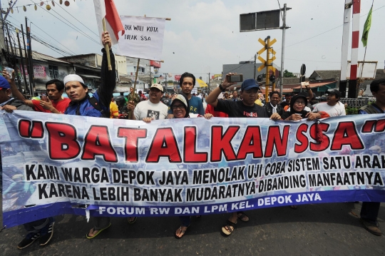 Ratusan warga Depok turun ke jalan tolak sistem satu arah