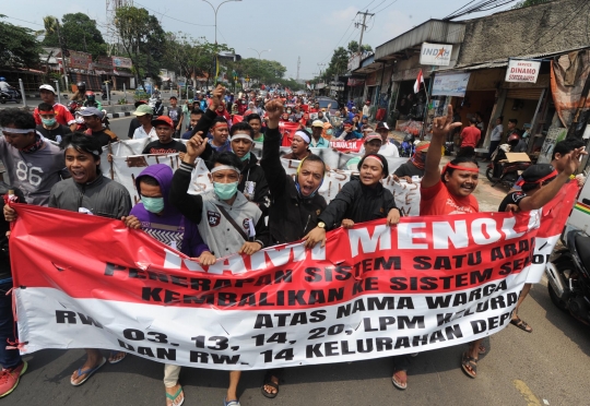 Ratusan warga Depok turun ke jalan tolak sistem satu arah